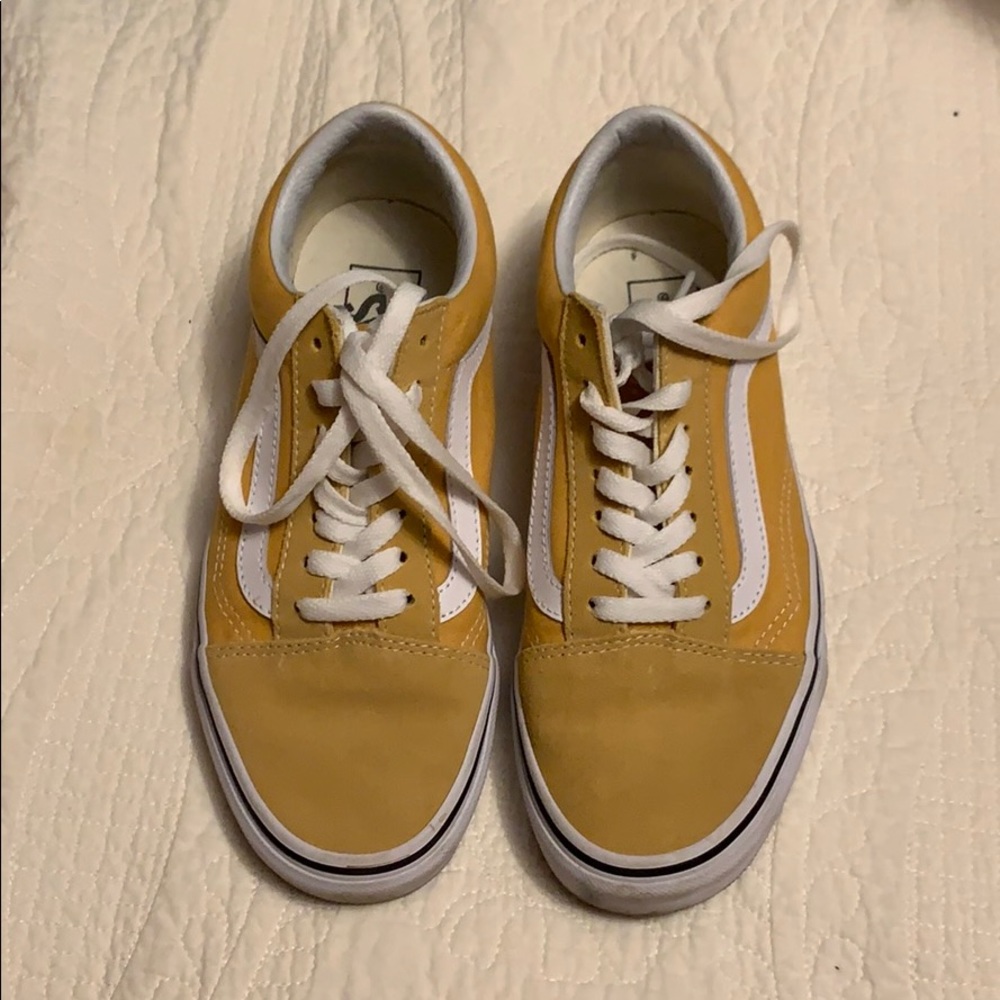 Yellow vans comes with box